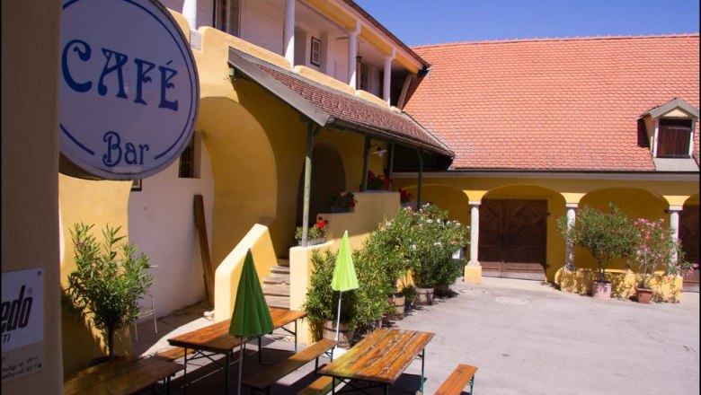 Grilled chicken wine tavern, &copy; Familie List