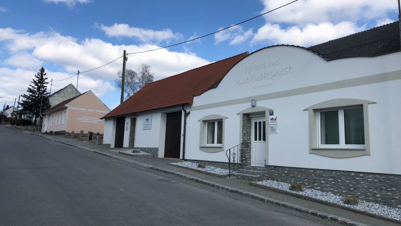 Street with vacation home Kuckucksnest and blue sky.