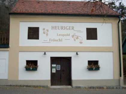 Fa&ccedil;ade of a wine tavern with the inscription 'Heuriger Leopold Fr&ouml;schl'.