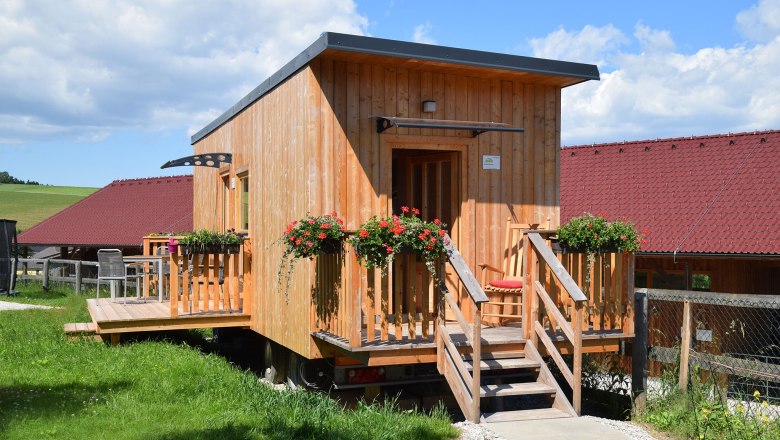 Cozy caravan at the Esperanza farm, &copy; Mag.a Martina Kotzina, Esperanza- Zentrum f&uuml;r tierunterst&uuml;tzte P&auml;dagogik