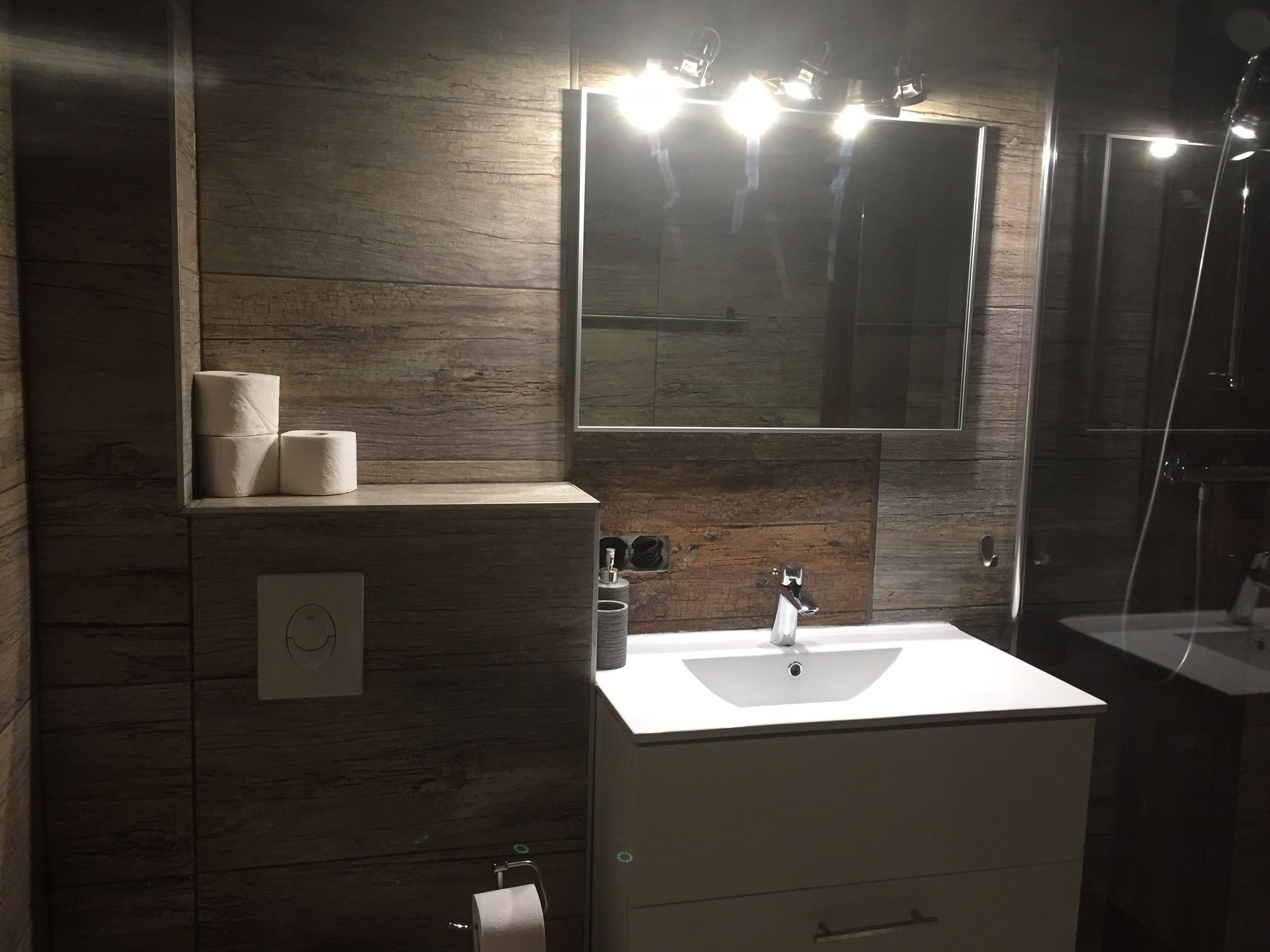 Hippo Campus, bathroom