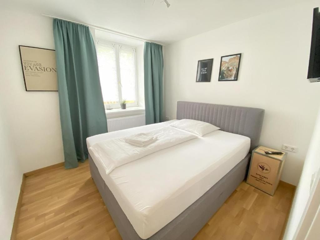 Double room with wooden floor and large window 