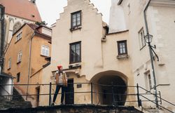 Ein malerischer Stadtspaziergang führt durch die charmanten Gassen, wo die historischen Gebäude in sanften Farben erstrahlen. Die winterliche Atmosphäre lädt dazu ein, die frische Luft zu genießen und die Schönheit der Umgebung zu entdecken.