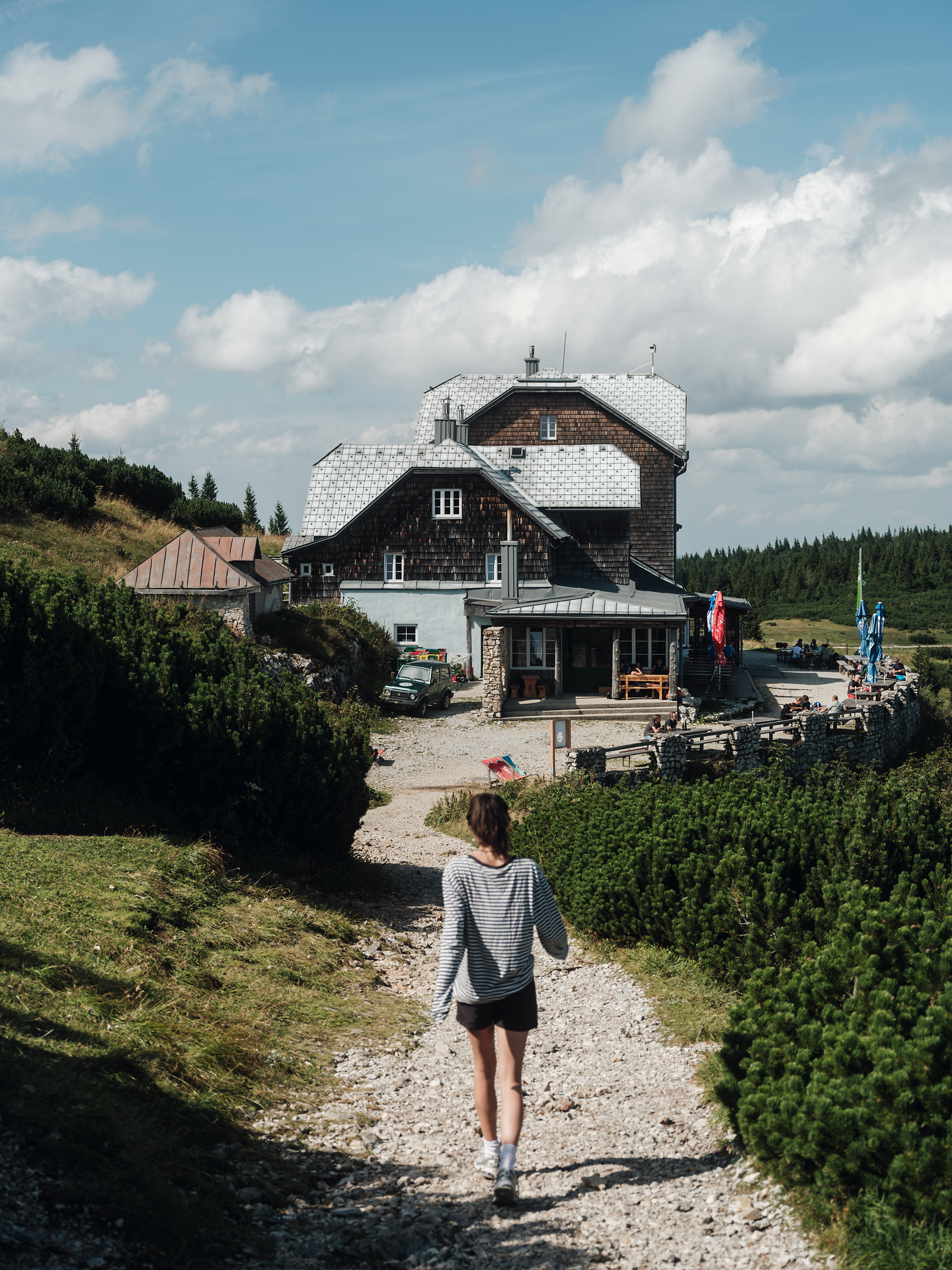 Surrounded by lush meadows and majestic mountains, the idyllic hut invites you to take a well-deserved rest. The clear air and the gentle lapping of the water create a harmonious atmosphere that captivates hikers.