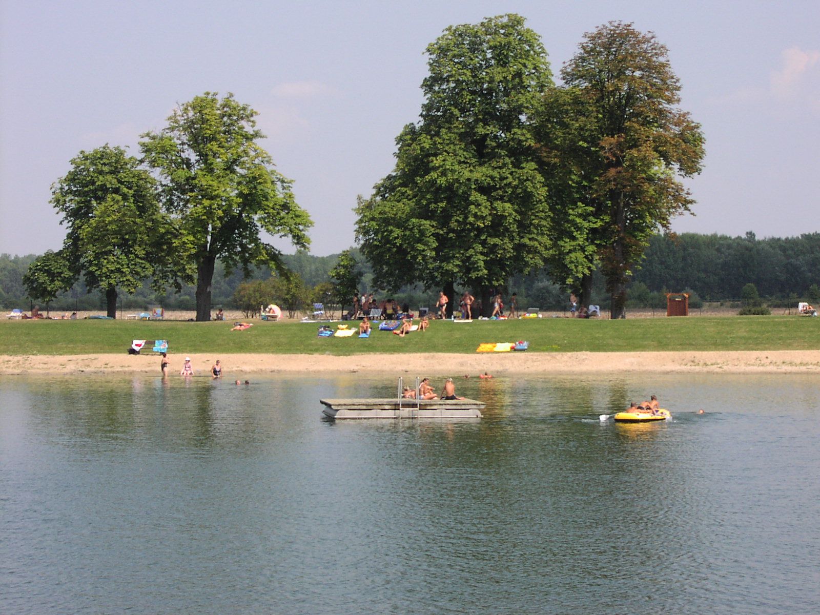 People relaxing at the Aubad Hohenau.