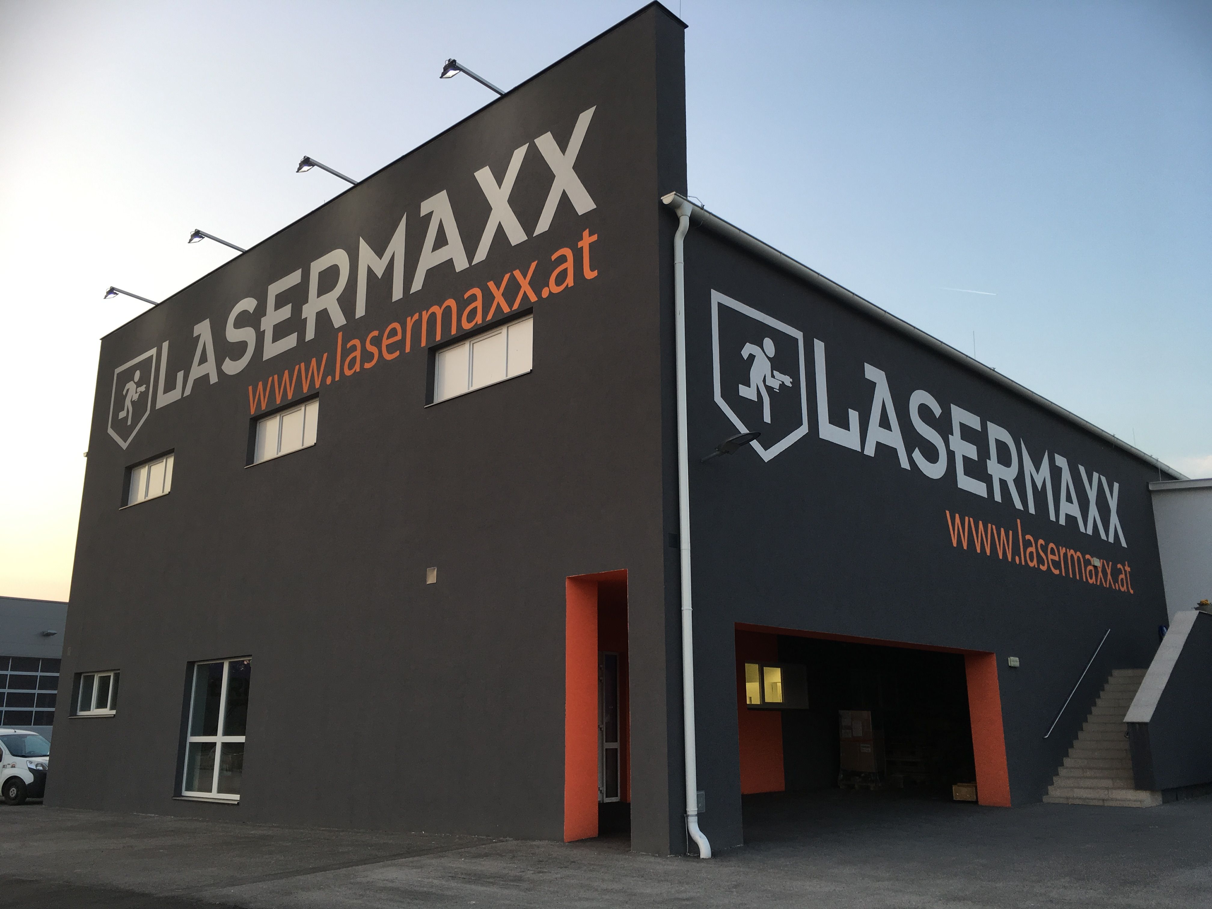 Exterior view of a building with the inscription 'LASERMAXX' and a website address.