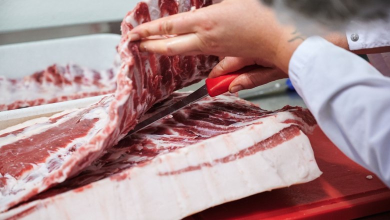 Cutting Turopolje - belly meat, © Mara Hauck
