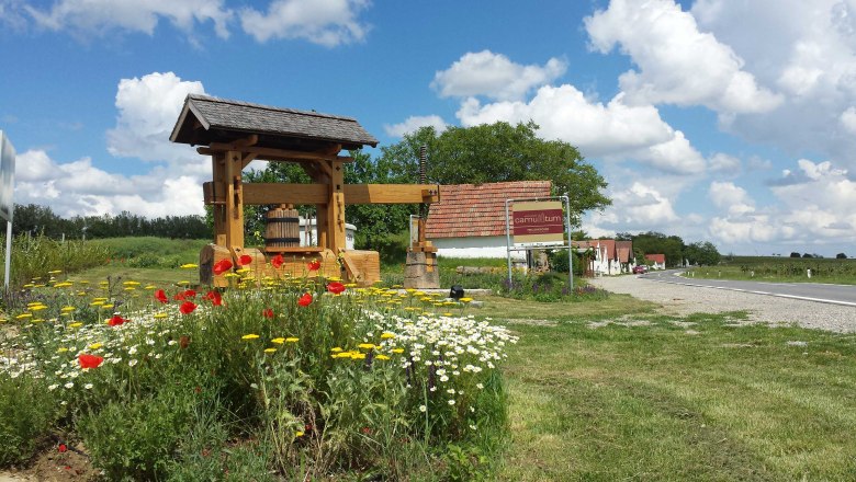 Prellenkirchen wine cellar lane, © Weinbau Gratzer-Sandriester
