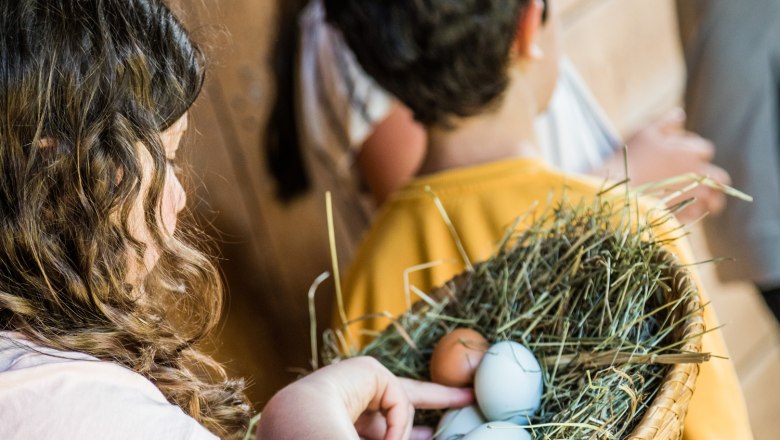 pension-kobichl_children-with-eggs-in-the-basket_1, © Fred Lindmoser