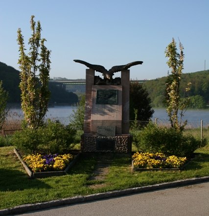 Monument by Wilhelm Kress in Tullnerbach in front of a lake.