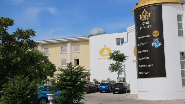 Outdoor leisure temple, © Detty König-Halbritter Exterior view of a building with the inscription 'Freizeittempel'.