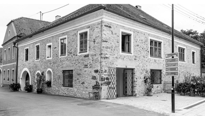 Gallery on the square, &copy; Gabriele Lehner