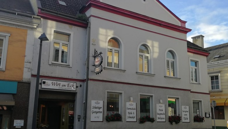 Inn with the sign 'Wirt am Eck' on a street corner.