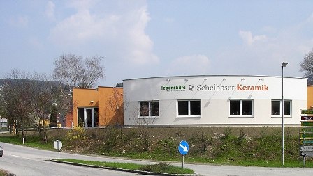 The Lebenshilfe Scheibbser Keramik building on a street.