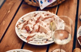 Enjoy a typical wine tavern snack at a wine tavern, &copy; Andreas Hofer