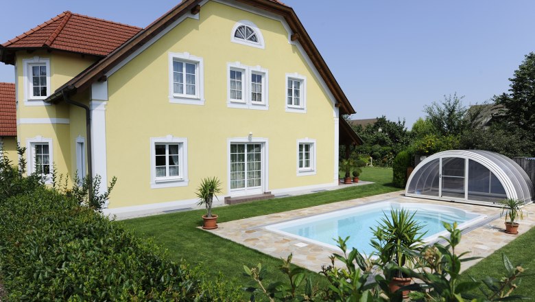 Guesthouse Trachsler, © Trachsler Yellow guest house with red roof and pool in the garden.