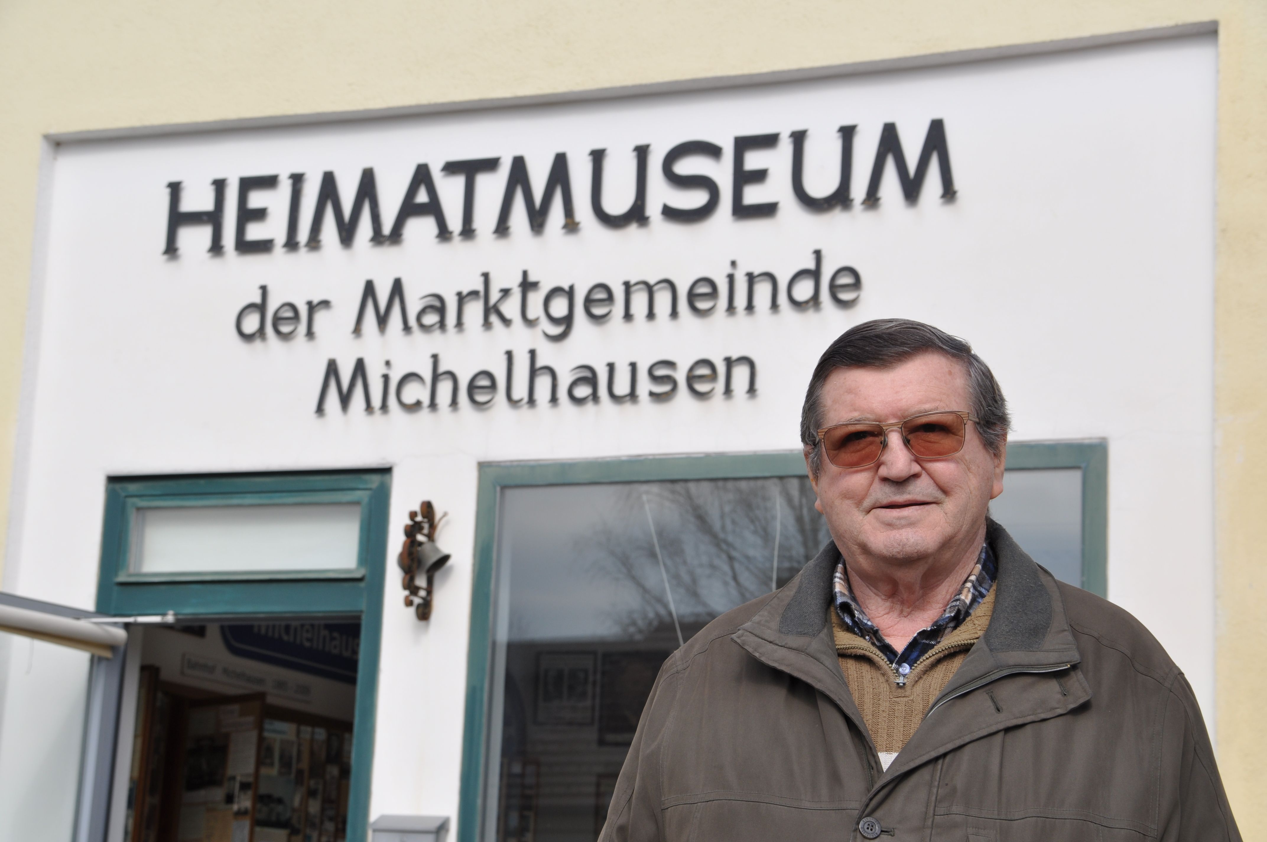 Mr. Zachhalmel in front of the local history museum of the market town of Michelhausen