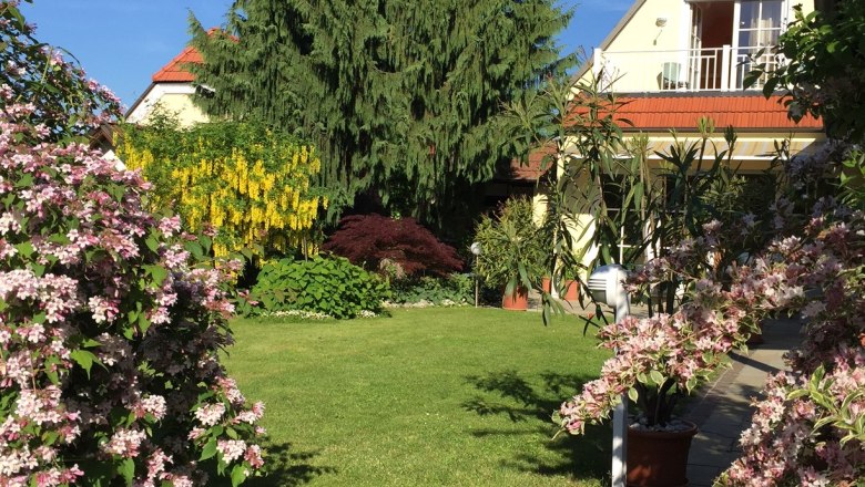 The guest house with garden, © Gästehaus am Steindl well-tended garden with flowers in front of the guest house