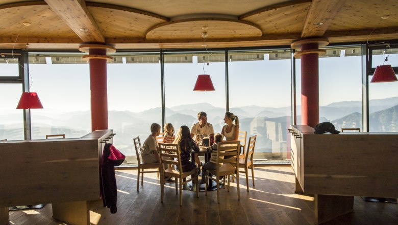 Stop off with panoramic views at the Terzerhaus, © Robert Herbst