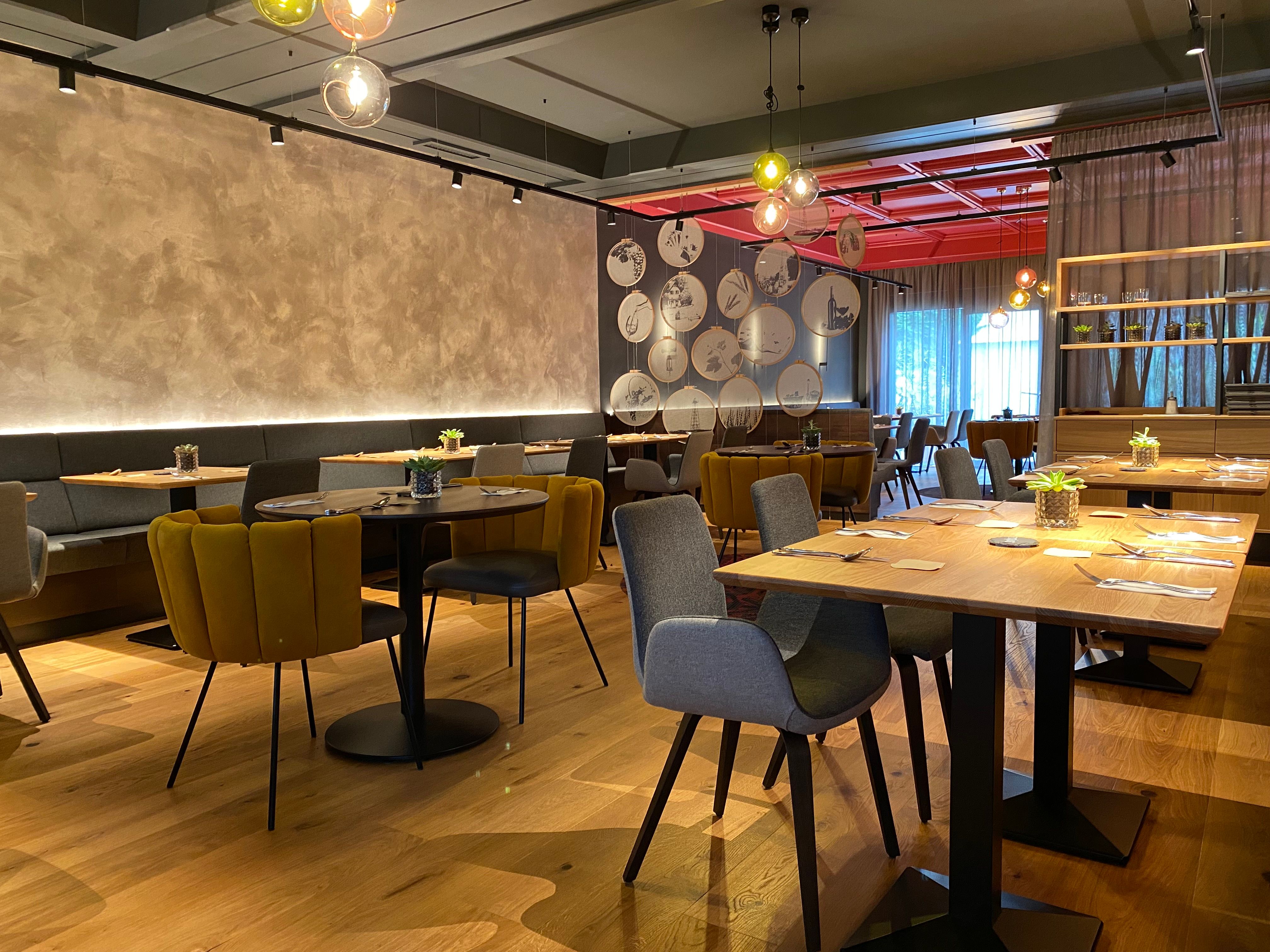 Modern restaurant with stylish furnishings, wooden tables and cozy chairs.