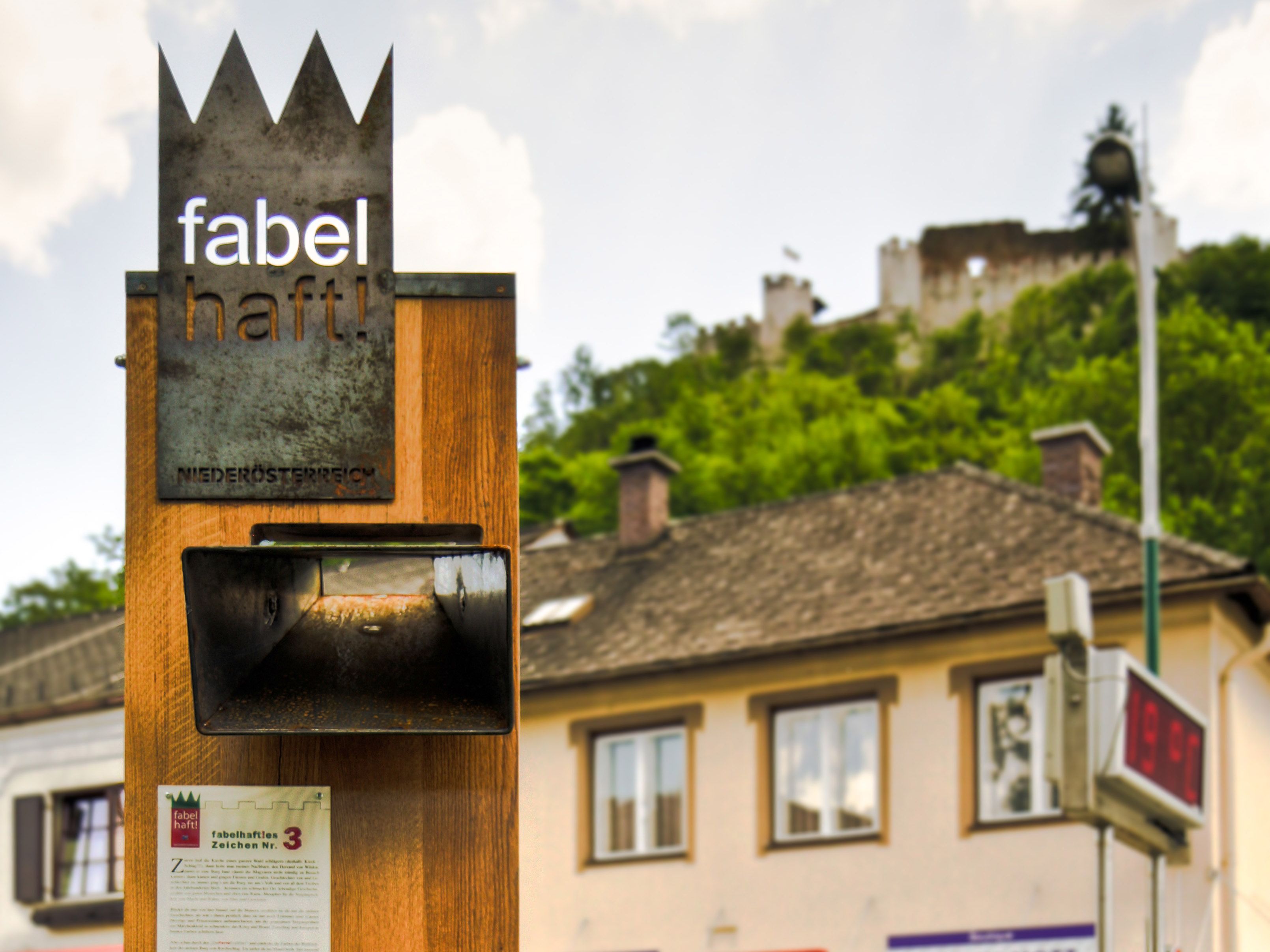 A sign with the inscription 'fabulous!' in front of a castle ruin in Lower Austria.