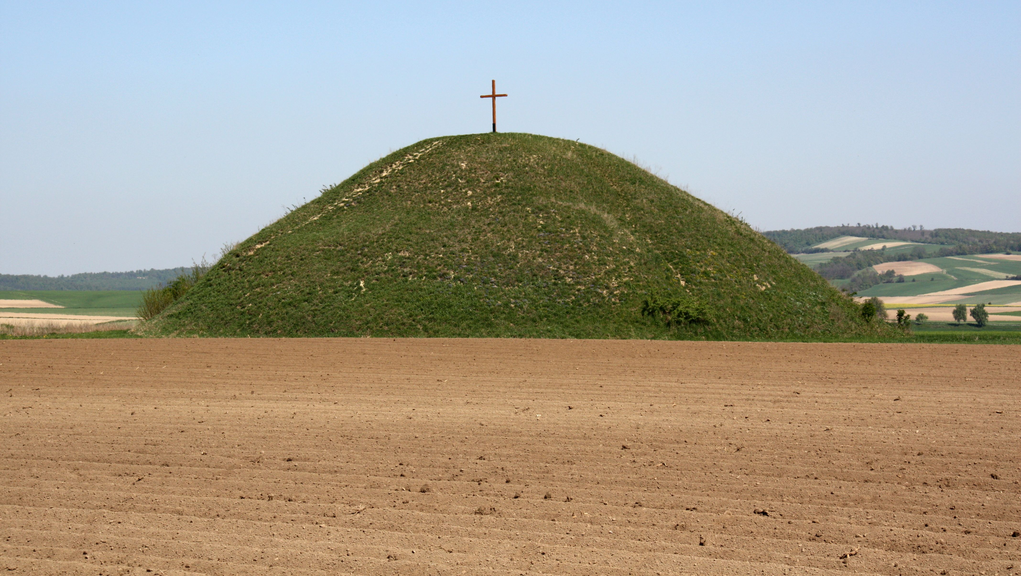 The famous burial mound of Großmugl is 15 meters high