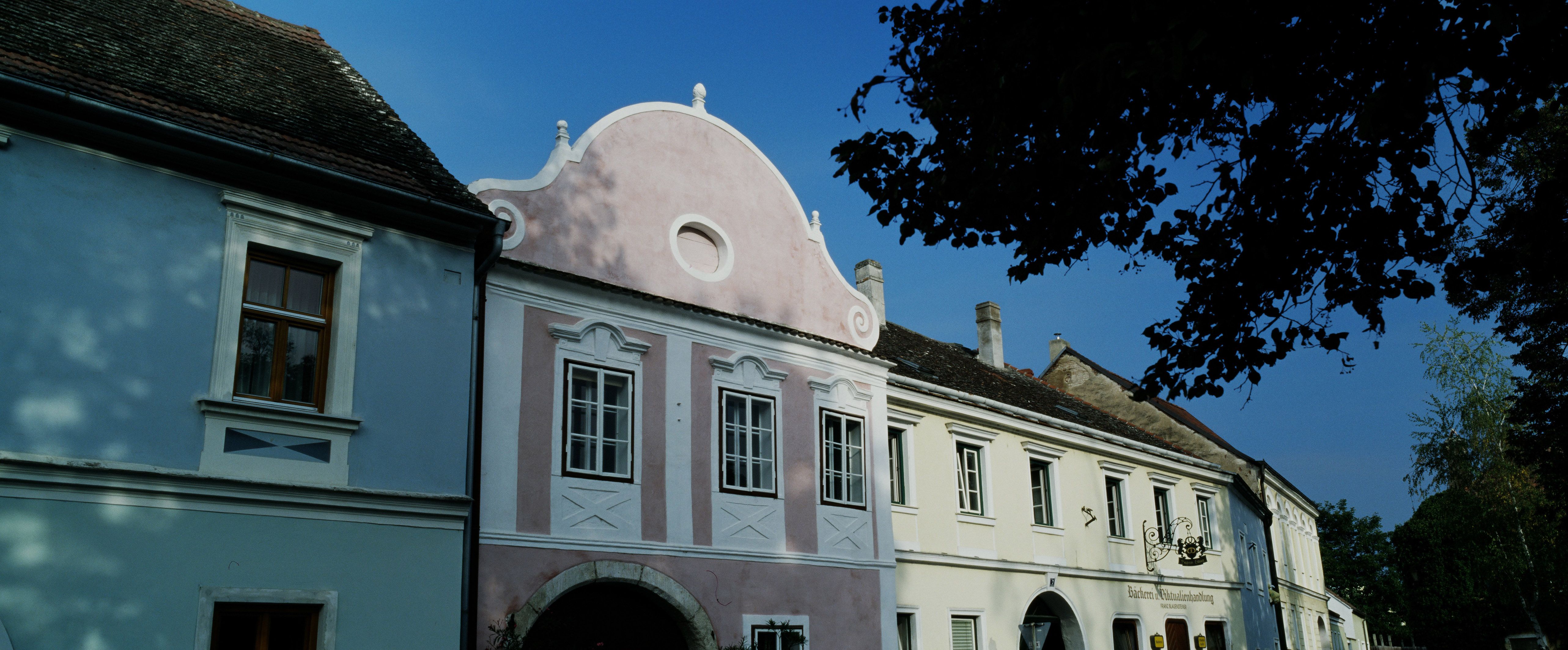 Historic buildings in Hadersdorf-Kammern with blue and pink façades.
