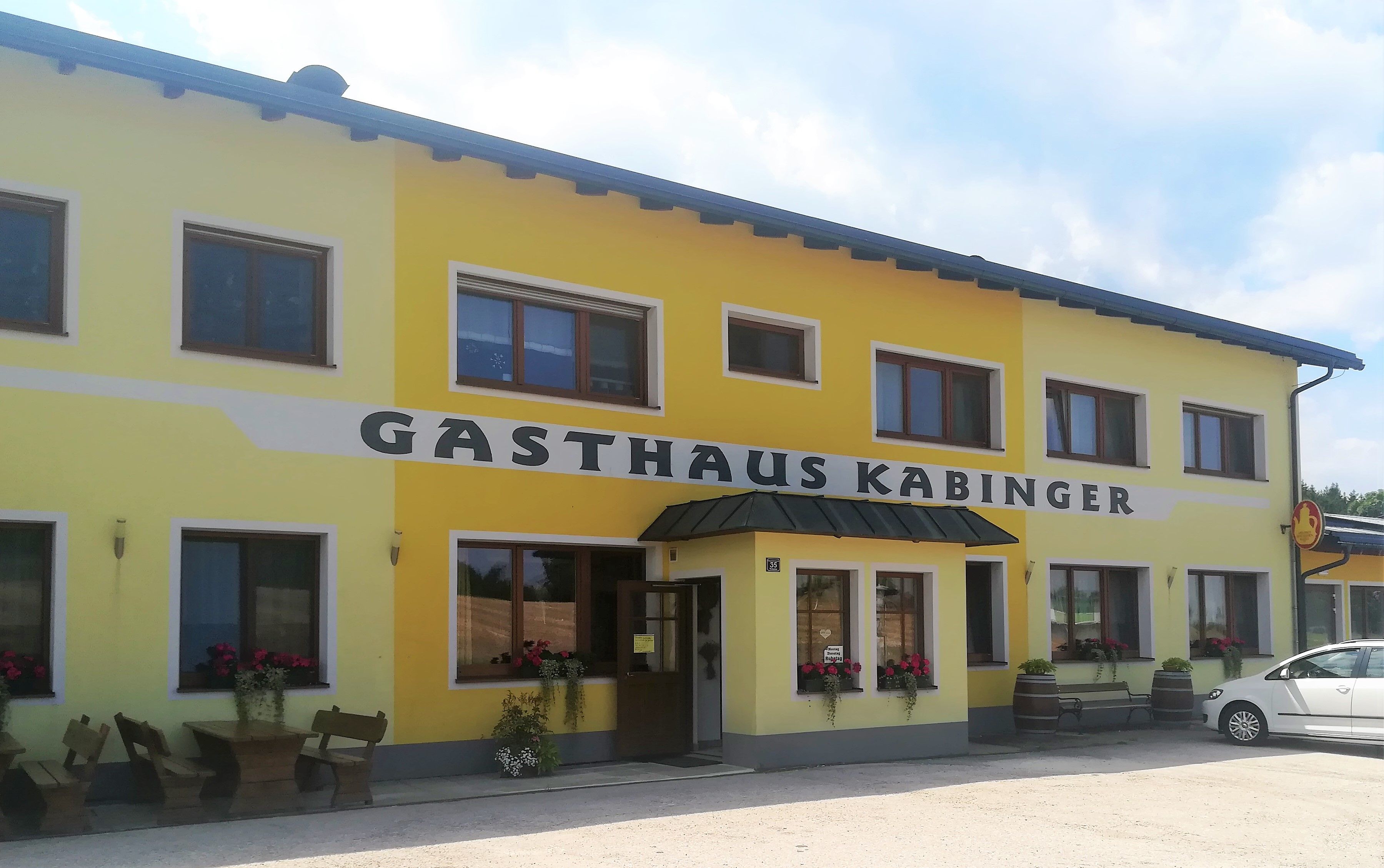 Yellow building with the inscription 'Gasthaus Kabinger'.