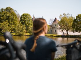 Rad fahren, Waldviertel, Gravelbike, Kamp-Thaya-March Radroute, Schloss Waldreichs, &copy; Waldviertel Tourismus, Franziska Consolati