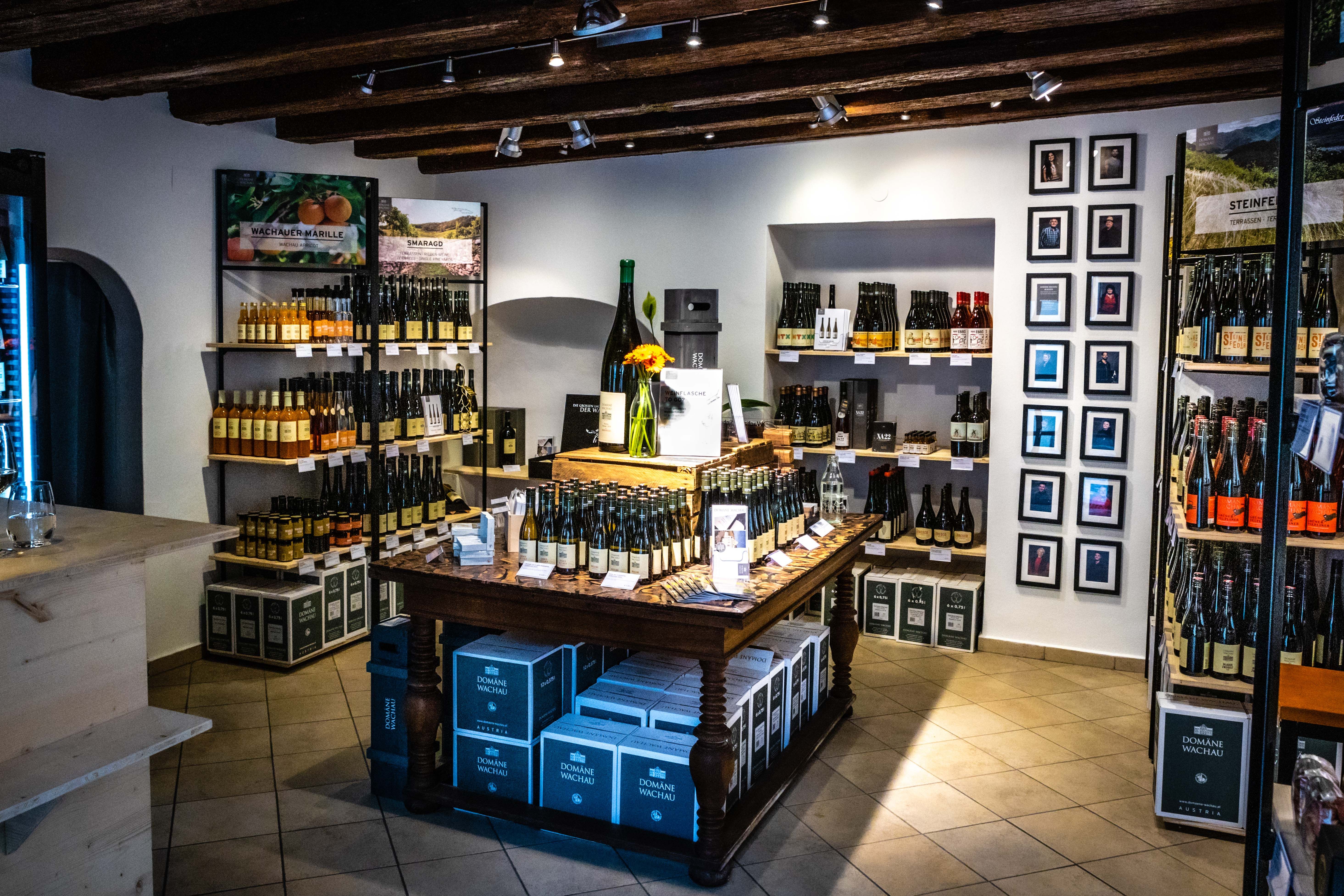 In einem einladenden Shop, umgeben von edlen Weinen und regionalen Köstlichkeiten, spürt man die Leidenschaft der Winzer. Die warmen Holztöne und die liebevolle Präsentation der Flaschen schaffen eine gemütliche Atmosphäre, die zum Verweilen einlädt. Hier wird der Genuss von Wein zu einem unvergesslichen Erlebnis.