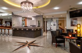 Hotelrezeption mit Bar und Sitzbereich.