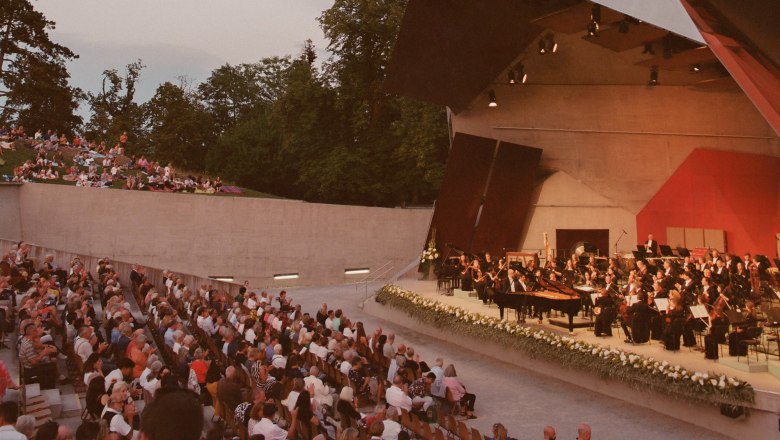 Open-air concert in Grafenegg with orchestra and audience in the open air.