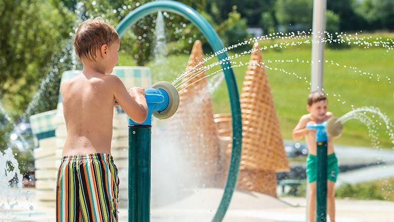Two children in swimwear play in the water world of the Eis-Greissler adventure park.