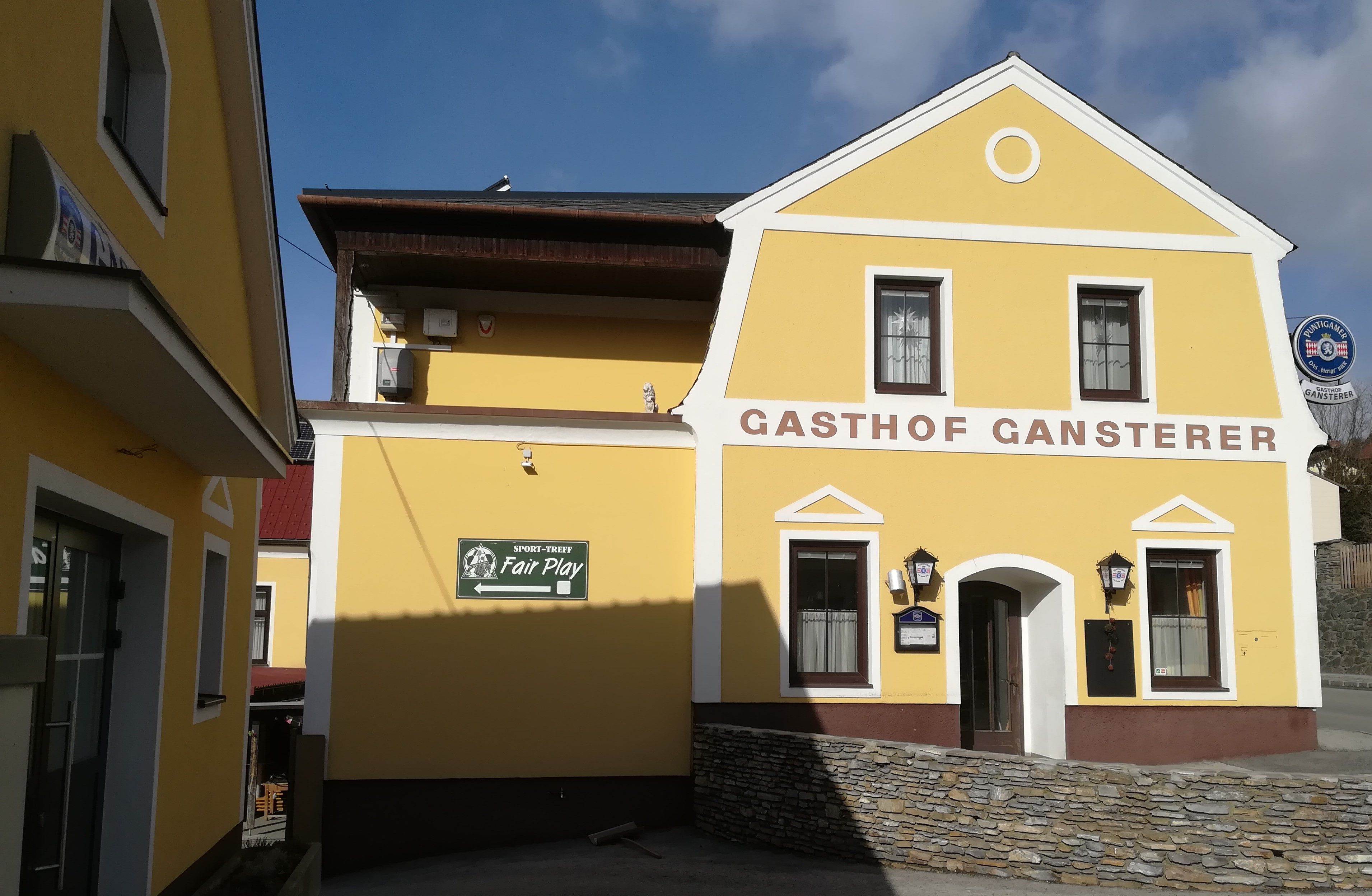 Yellow building with the inscription 'Gasthof Gansterer'.