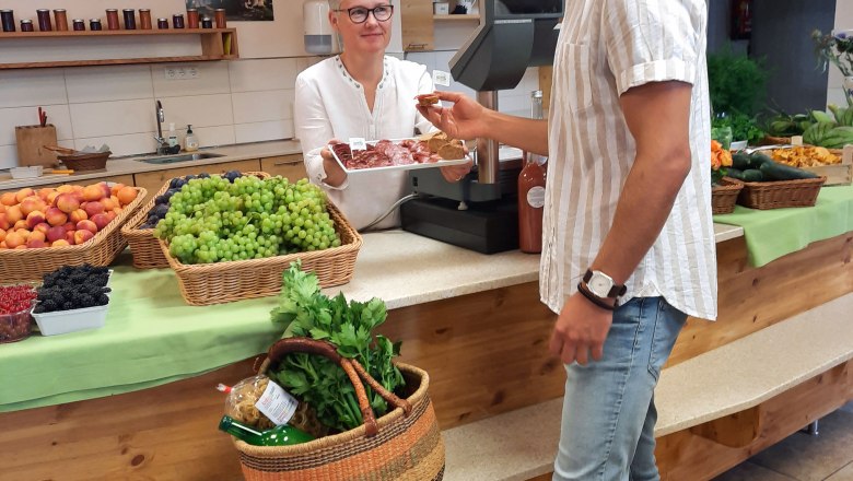 Tasting in the farm store, Magoschitz asparagus farm, Mannsdorf/Danube, © Donau Niederösterreich, Neubauer
