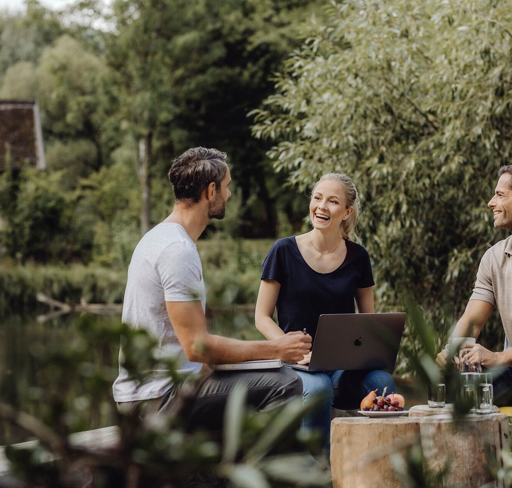 Inmitten der malerischen Natur des Mostviertels genießen drei Freunde eine entspannte Auszeit am Wasser. Lachen und anregende Gespräche schaffen eine herzliche Atmosphäre, während die sanften Wellen des Gewässers im Hintergrund plätschern. Diese idyllische Kulisse lädt dazu ein, die Schönheit des Augenblicks zu erleben.