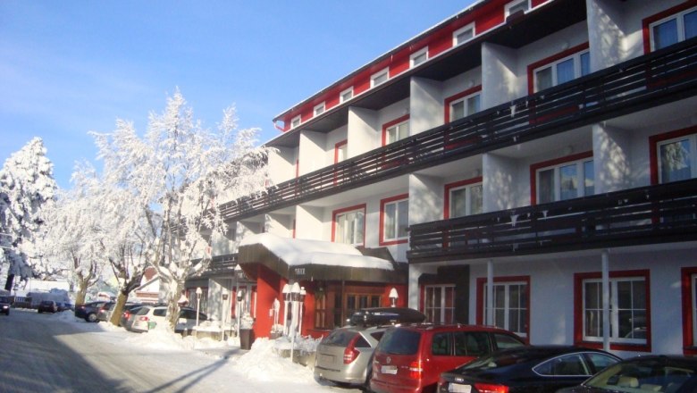 Hotel Thier, © Franz Thier Winter hotel with snow-covered trees and parked cars.