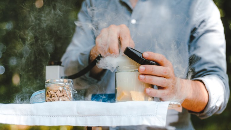 Smoking cheese with wood from the Vienna Woods., © Wienerwald Tourismus/Louis Geister