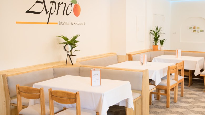 Beachbar & Restaurant Aprico, © Aprico Guest room with tables and chairs and white table linen