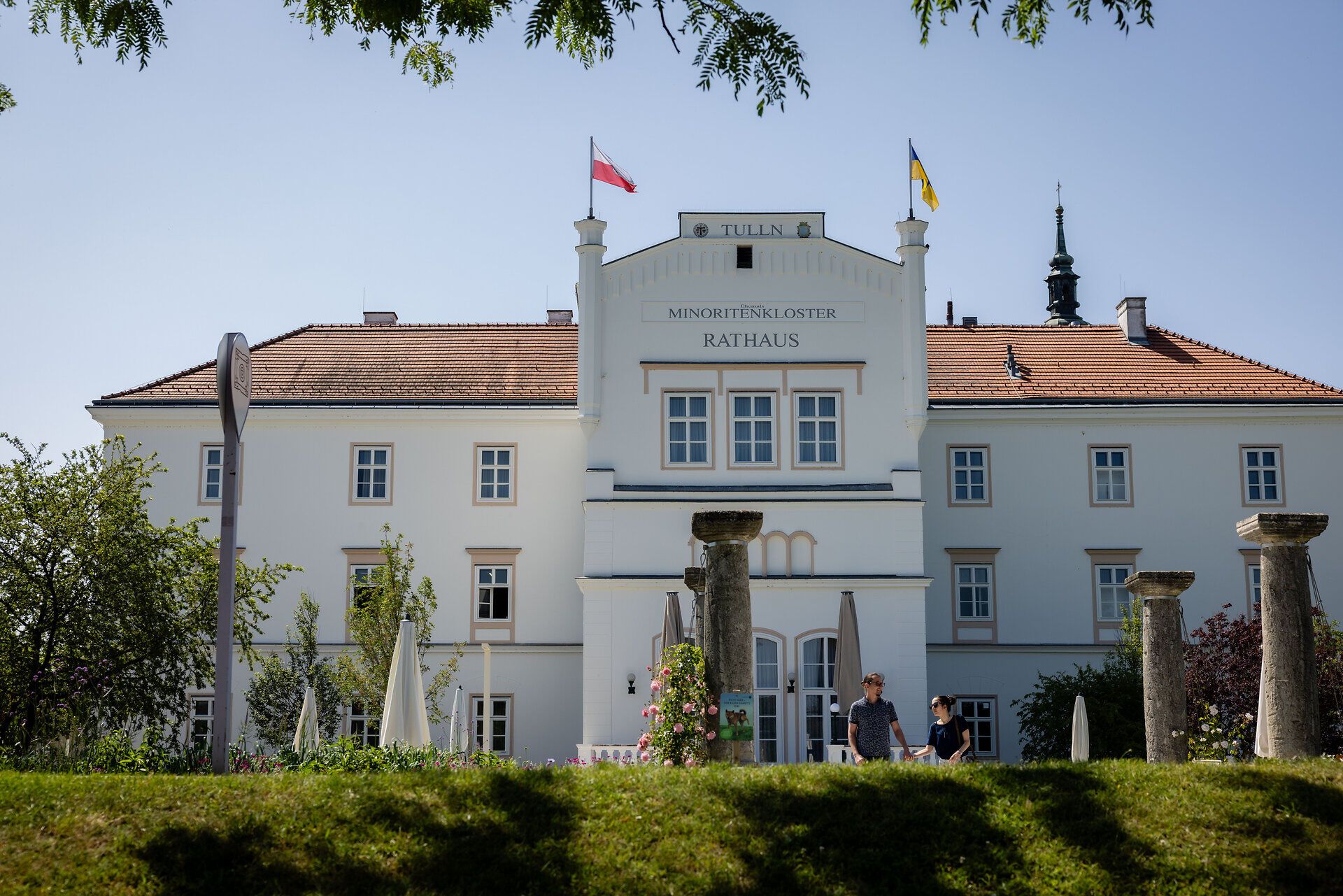 Rathaus Tulln mit Grünstreifen davor