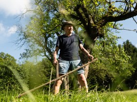 Wiese m&auml;hen per Hand, &copy; VSE, Hilmbauer Jakob