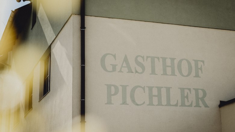 Facade of a building with the inscription 'Gasthof Pichler'.