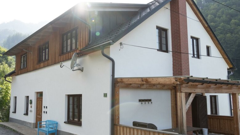 House of Hoamat legends outside, &copy; Lisa Kniewasser