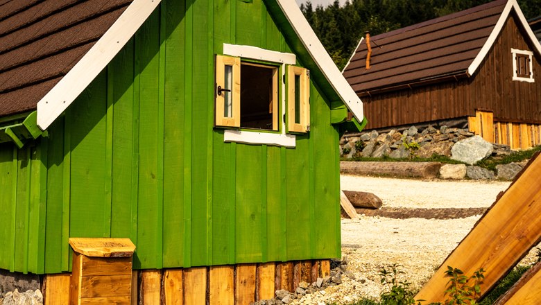 Lovingly made wooden huts, © Labor52
