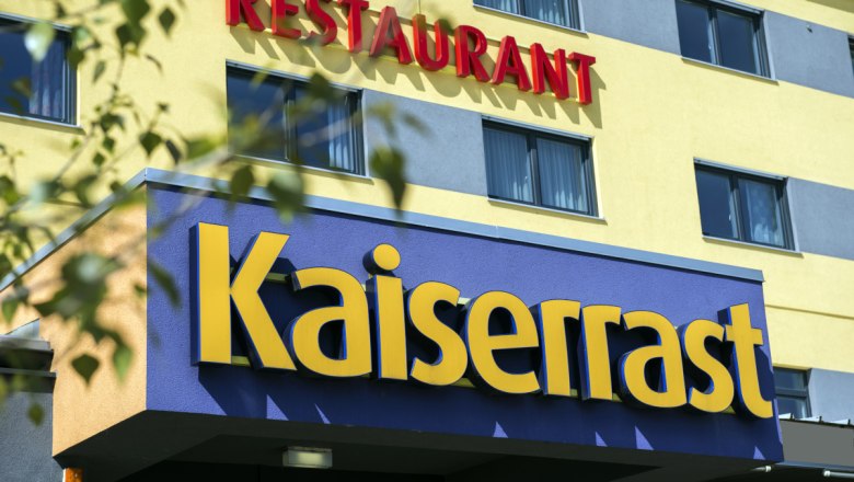 external_input_dsc4100, © Kaiserrast Entrance to a building with the signs 'Kaiserrast' and 'Restaurant'.