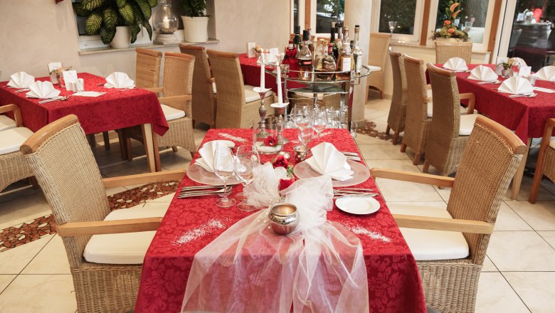 Red Rooster, © Familie Widgruber Elegant restaurant with red tablecloths and laid tables.