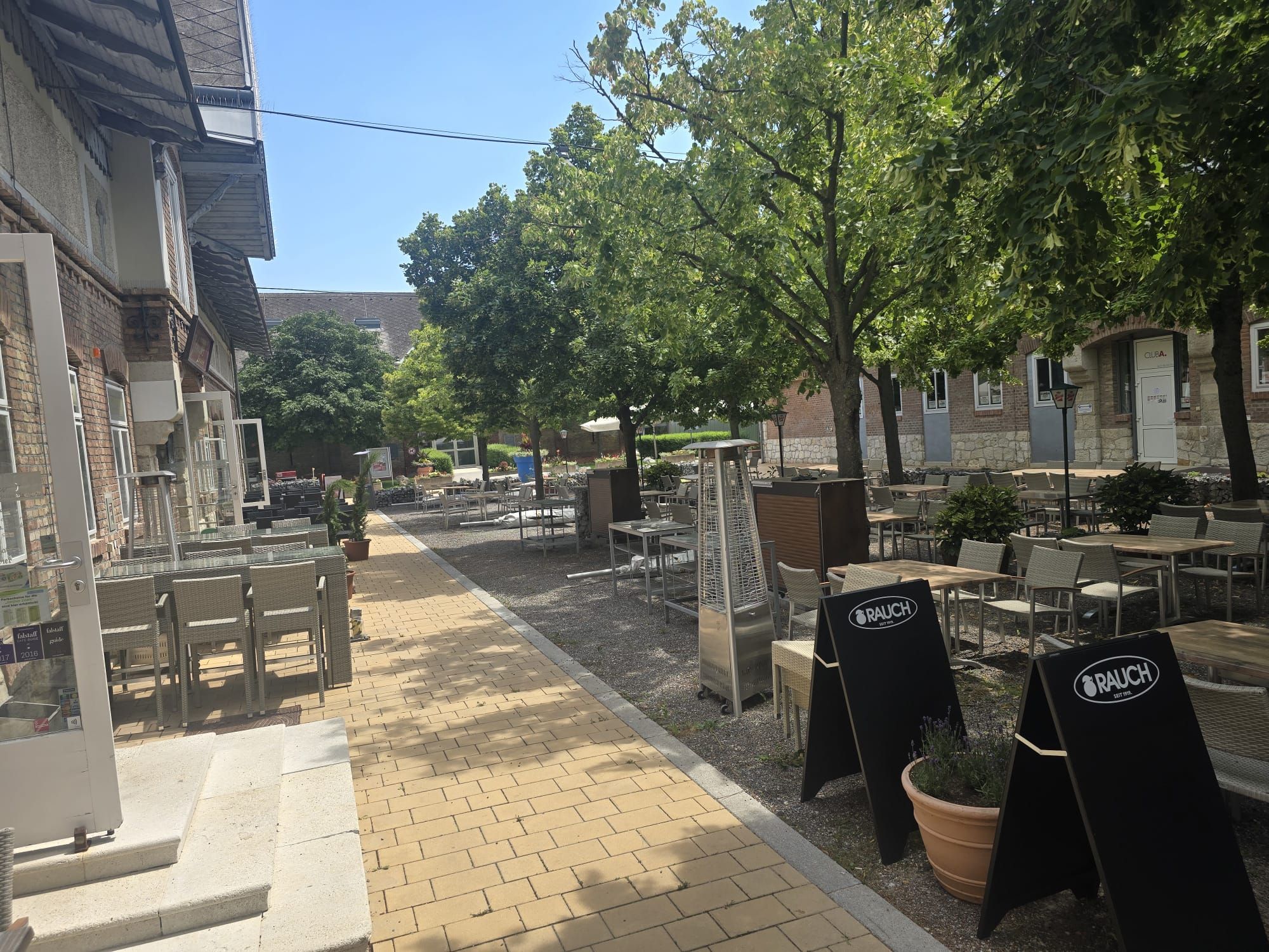 Felmayers Gastwirtschaft Schwechat, guest garden with tables