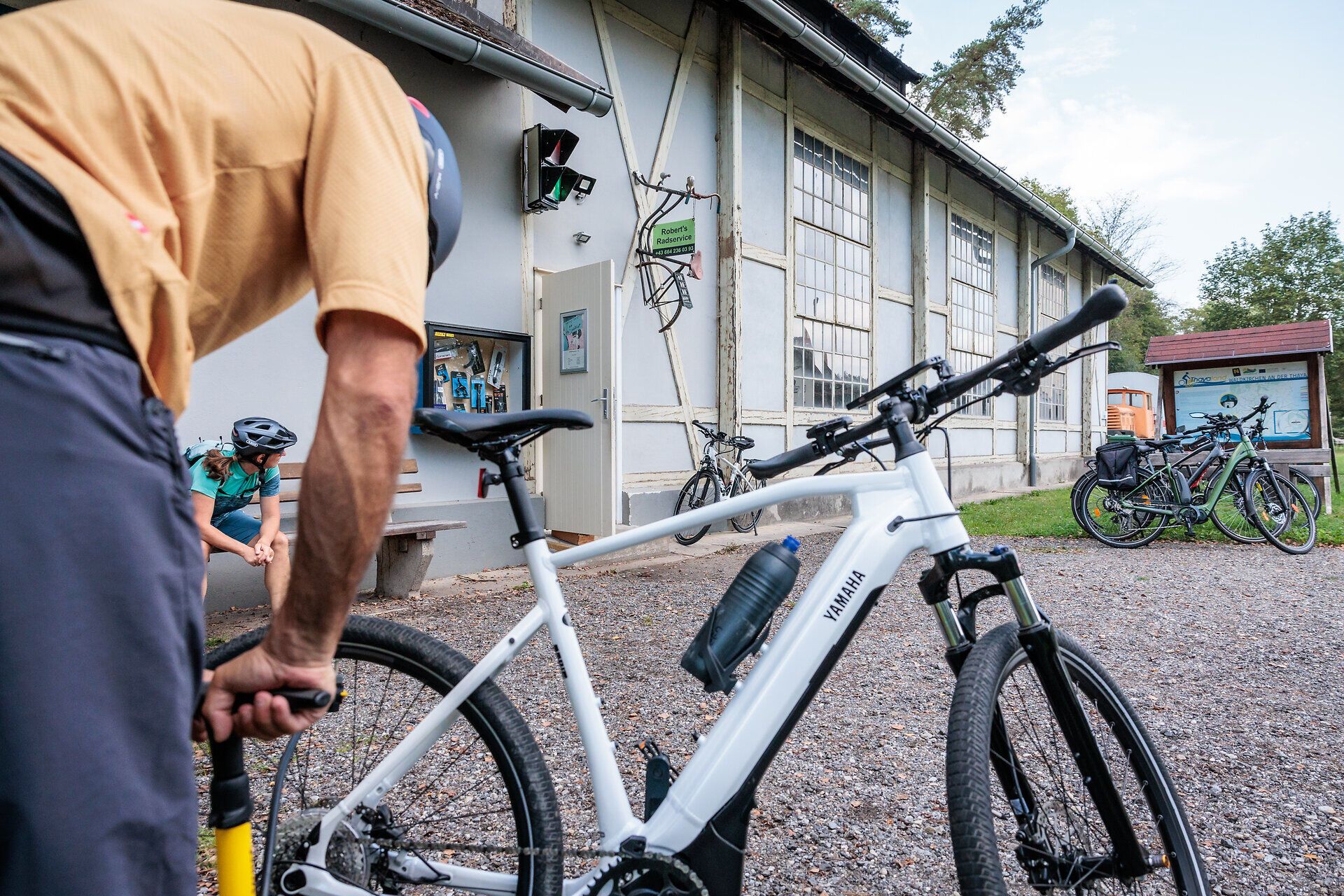 In the idyllic surroundings of the Thayarunde, cyclists prepare for an unforgettable adventure. The fresh air and rolling hills invite you to explore the beauty of nature and unwind. Here, every pedal stroke is a pleasure for body and soul.