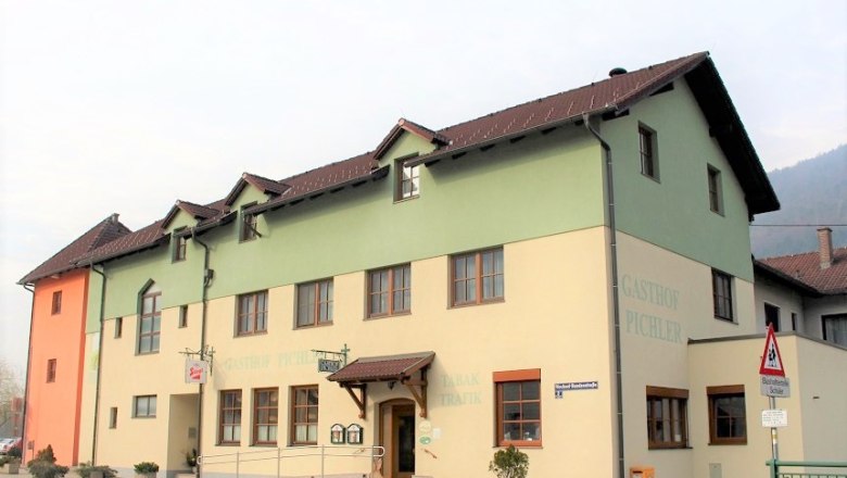 Our inn, © Peter Pichler A two-storey building with the inscription 'Gasthof Pichler', painted yellow and green, with a brown roof and several windows.
