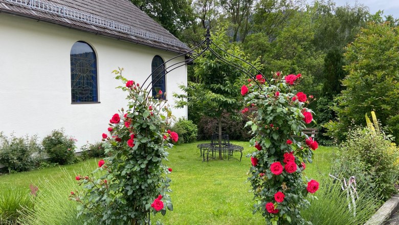 Rosenbogen bei der Kapelle gegenüber des Gasthofs, © Wiener Alpen
